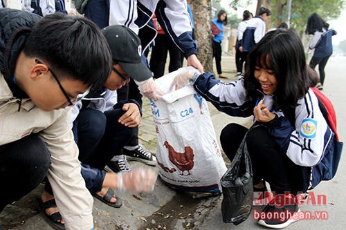 Ghi nhận tại các tuyến phố, lực lượng tham gia nhiệt tình, đông đảo nhất là đoàn viên thanh niên khối trường học.Trong ảnh: Học sinh Trường THPT chuyên Phan Bội Châu dọn vệ sinh môi trường hai bên đường Phan Bội Châu và các tuyến đường xung quanh trường. Ảnh: Hoài Thu