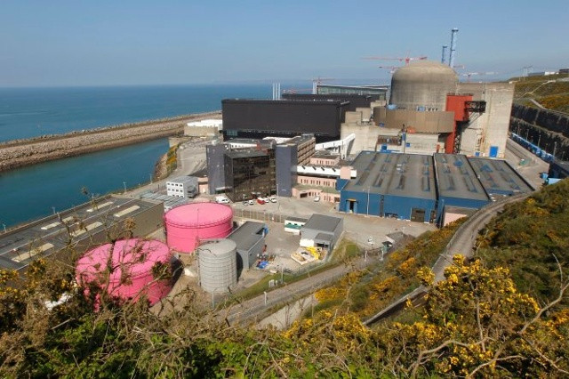 Nhà máy điện hạt nhân Flamanville nằm bên bờ biển thuộc vùng Normandie của nước Pháp - Ảnh: Reuters