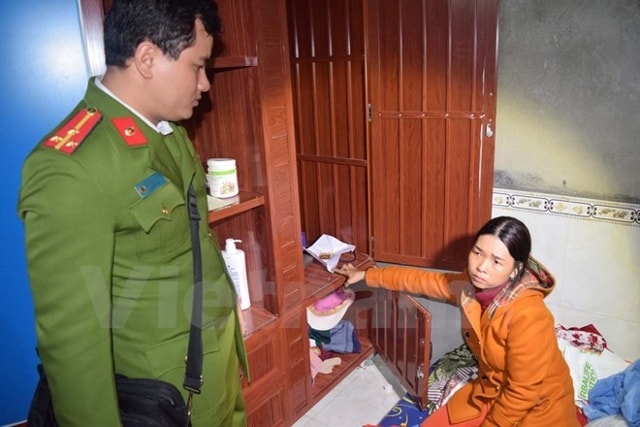 Đối tượng chỉ nơi cất giấu tài sản lấy trộm được.