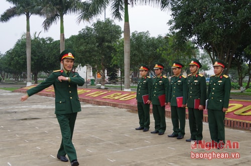 Thực hành thông qua giáo án bài giảng. Ảnh: Trọng Kiên