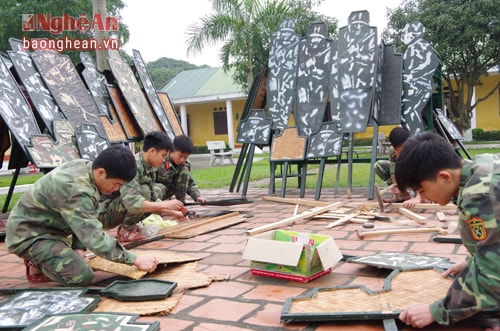 Cán bộ, chiến sĩ Tiểu đoàn 41 trung đoàn 764 tích cức chuẩn bị bia bảng vật chất đảm bảo tốt cho mùa ra quân huấn luyện. Ảnh: Trọng Kiên