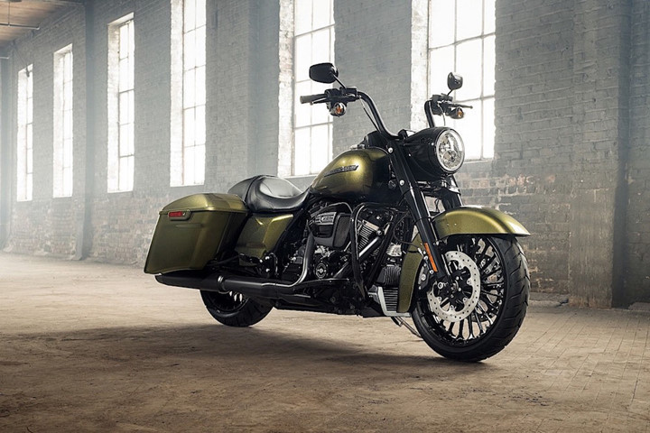 Bổ sung thêm vào danh mục sản phẩm với động cơ Milwaukee-Eight thế hệ mới nói chung và dòng xe đường trường không quây gió trước Roadking nói riêng, phiên bản Harley-Davidson Roadking Special 2017 vừa được hãng môtô Mỹ Harley-Davidson công bố. 