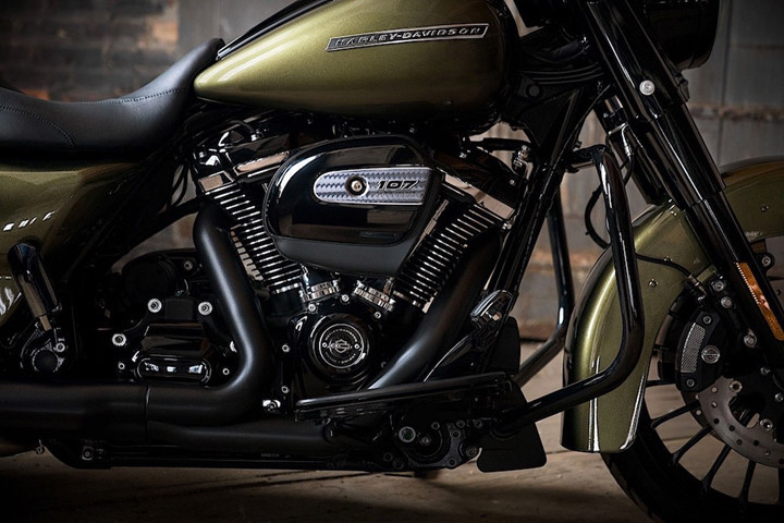 Giống như phiên bản thường, Roadking Special 2017 cũng được trang bị động cơ hoàn toàn mới của Harley-Davidson với tên gọi Milwaukee-Eight. Trong lịch sử hơn trăm năm của Harley-Davidson, đây mới chỉ là dòng động cơ lớn thứ 9 được hãng xe Mỹ sản xuất. Tuy nhiên giống như nhiều chi tiết khác của xe, động cơ này đã được sơn đen bóng mạnh mẽ.