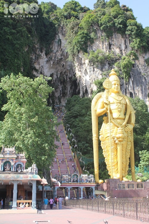 Động Batu (Malaysia): Dãy hang động này là một trong những thánh địa quan trọng nhất của đạo Hindu bên ngoài lãnh thổ Ấn Độ, ẩn mình bên một ngọn núi cách Kuala Lumpur gần 13 km. Nét nổi bật là 272 bậc thang cao hơn 100 m dẫn tới đền chính. Không những phải cẩn thận với bậc thang đá, du khách còn cần đề phòng nguy cơ bị khỉ trộm túi. 