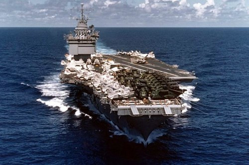USS Enterprise trên đường trở về Mỹ sau cuộc di tản khỏi Sài Gòn, Việt Nam năm 1975. Ảnh: Hải quân Mỹ