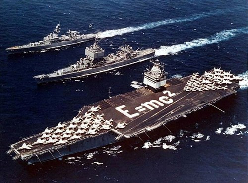 USS Enterprise cùng tuần dương hạm USS Long Beach và tàu khu trục USS Bainbridge trong chiến dịch đi vòng quanh thế giới năm 1964. Ảnh: Hải quân Mỹ