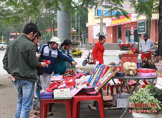 Người dân mua sắm