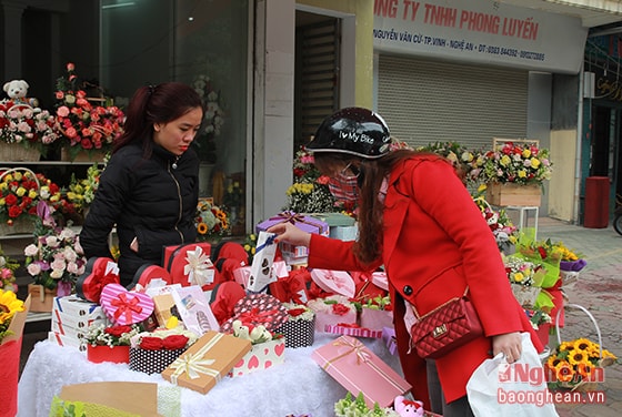 Chị Lê Nguyễn Trà My tranh thủ tan ca mua quà tặng bố và bạn trai. Chị Trà My cho biết, Valentine là ngày lễ tình yêu và với chị nó không là tình yêu giữa nam với nữ mà còn là dịp thể hiện tình yêu với người thân trong gia đình. Năm nay, chị mua socola tặng bạn trai và mua áo tặng cho bố.