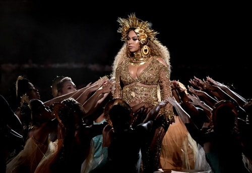 Beyonce biểu diễn với bụng bầu. Cô đang mang thai đôi.