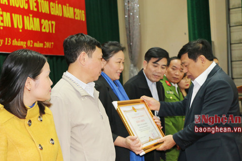 Đồng chí Nguyễn Xuân Đường- Phó bí thư Tỉnh ủy, Chủ tịch UBND tỉnh trao bằng khen cho các tập thể có thành tích xuất sắc trong công tác QLNN về tôn giáo năm 2016.
