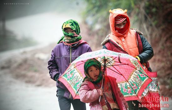 Trên những con đường băng tuyết chưa tan, người dân Kỳ Sơn lặng lẽ đi trong giá buốt. Họ trùm khăn, áo kín mít. Chỉ có vành khăn, chiếc ô, đôi mắt lộ ra khiến cho chúng tôi biết đó là những người Mông. 