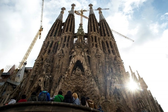 Vương cung thánh đường Sagrada Familia, Barcelona (Tây Ban Nha): Kiến trúc sư Gaudi hình dung ra một tán cây rừng khi thiết kế mái nhà thờ Công giáo La Mã này. Các cầu thang xoắn ốc dẫn lên tháp xây cao, bọc lấy những bức tường, thậm chí không có lan can ngăn cách giữa các đỉnh. 