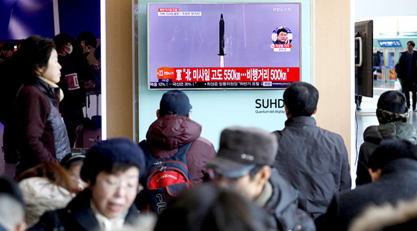 Người dân Hàn Quốc xem tin tức về vụ phóng thử tên lửa của CHDCND Triều Tiên. (Nguồn: Reuters)