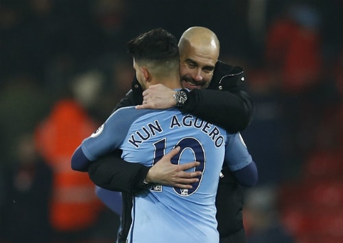 HLV Pep Guardiola ôm Aguero sau khi trận đấu kết thúc. Ảnh: Reuters.