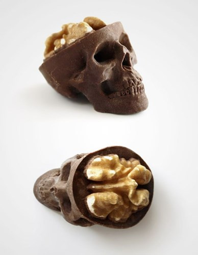 Socola hình sọ người với nguyên liệu từ socola nguyên chất và hạt óc chó. Nguồn ảnh: Pinterest, Elitedaily.