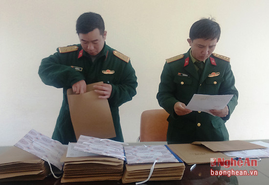 Cán bộ Ban CHQS huyện Nam Đàn kiểm tra hồ sơ nghĩa vụ quân sự. 