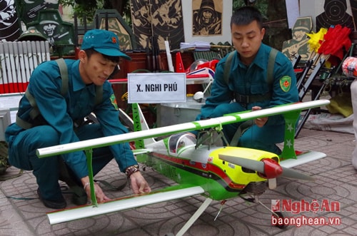 Mô hình máy bay phục vụ huấn luyên bắn súng và chiến thuật của Ban CHQS xã Nghi Phú. Ảnh: Hoàng Long