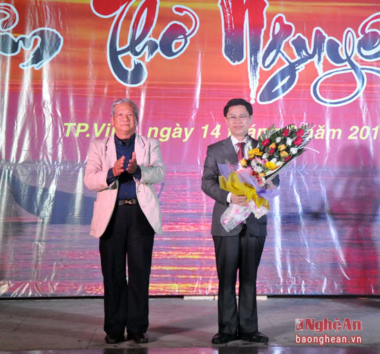 Nhà văn Tùng Điển - Phó Chủ tịch thường trực Liên hiệp Các họi VHNT Việt Nam tặng hoa và kỷ niệm chương Vì sự nghiệp Văn học - Nghệ thuật