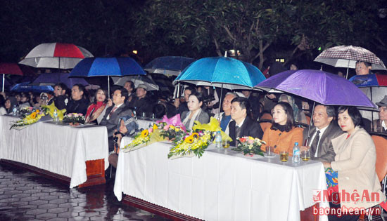 Các đại biểu, những người yêu thơ, các em học sinh đội mưa rét đến cùng Đêm thơ.