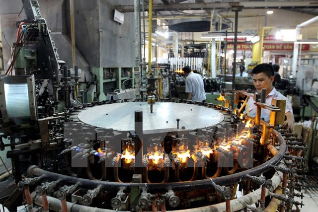 Sản xuất bóng đèn tại Công ty Cổ phần Bóng đèn Điện Quang (ảnh minh họa)