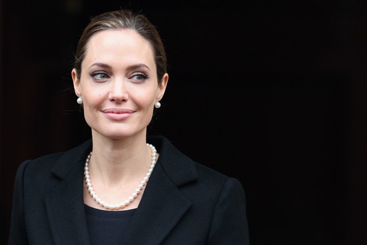 Tháng 9/2017, Angelina Jolie bắt đầu giảng dạy tại trường Kinh tế London.