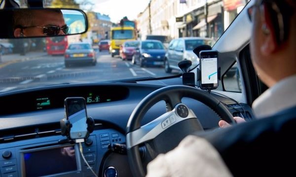 Tài xế Uber sử dụng xe cá nhân và tham gia vận chuyển hành khách một cách chủ động và tự nguyện. Ảnh: Theguardian