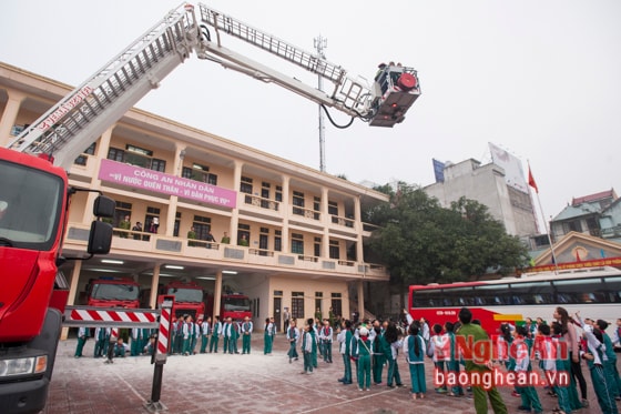 Được trực tiếp lên xe thang trải nghiệm công tác cứu nạn cứu hộ của người lính PCCC. Ảnh: Thành Cường