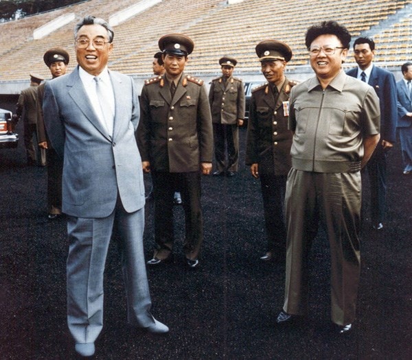 Chủ tịch Kim Nhật Thành (trái) cùng con là Kim Jong Il (phải) kiểm tra một sân vận động ở Bình Nhưỡng năm 1992 - Ảnh: AFP