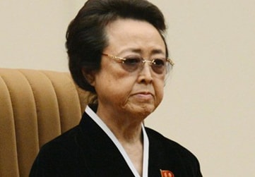 Bà Kim Kyung-hee là em gái cố Chủ tịch Kim Jong-il. Bà hiện vẫn là một nhân quyền lực tại Triều Tiên dù người chồng đã bị xử tử vì tội phản quốc. 