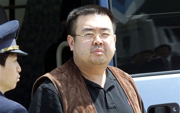 Kim Jong-nam, khoảng 45 tuổi, là con trai cả của cố Chủ tịch Kim Jong-il. Kim Jong-nam từng được xem là người có khả năng kế nhiệm cha mình. Tuy nhiên, Kim Jong-nam đã bị thất sủng sau khi bị trục xuất khỏi Nhật Bản vào năm 2001 do cố gắng vào nước này bằng tấm hộ chiếu giả. Kể từ đó, Kim Jong-nam đã sống lưu vong ở nước ngoài, chủ yếu tại Macao. Malaysia ngày 14/2 xác nhận rằng ông Kim Jong-nam đã bị ám sát tại sân bay Kualar Lumpur. 