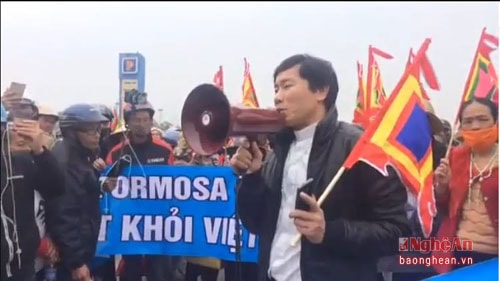 Nguyễn Đình Thục dùng loa kích động giáo dân đi kiện vào ngày 14/2/2017.