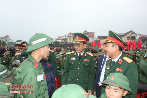 Thủ trưởng Bộ Tư lệnh Quân khu 4 và lãnh đạo tỉnh Hà Tĩnh động viên thanh niên huyện Hương Sơn lên đường nhập ngũ. Ảnh: Trần Dũng