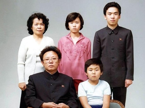 tuoi-tho-bi-che-giau-va-cuoc-doi-luu-lac-cua-anh-trai-kim-jong-un