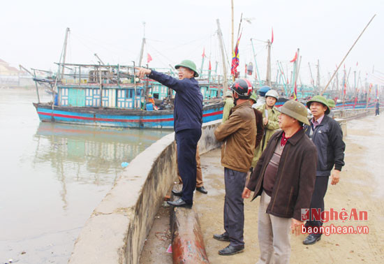  Đoàn công tác Quy hoạch Nông nghiệp và thủy lợi Nghệ An kiểm tra công trình đê sông Quỳnh Thọ (Quỳnh Lưu) trước khi nghiệm thu và bàn giao. Ảnh: Việt Hùng