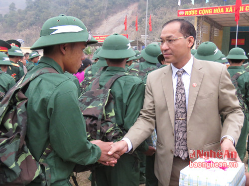 Lãnh đạo huyện Kỳ Sơn tặng quà  tân binh lên đường nhập ngũ. Ảnh: Trần Đức