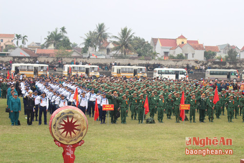 Toàn cảnh Lễ giao quân tại huyện Quỳnh Lưu. Ảnh: 