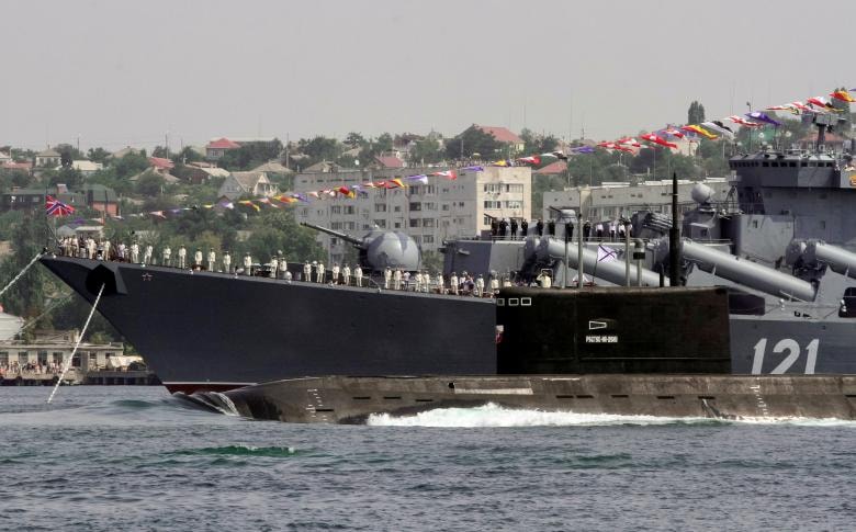 Tàu ngầm Rostov-On-Don đi qua tàu tuần dương tên lửa Moskva trong ngày kỷ niệm của Hải quân Nga ở Sevastopol, Crimea hôm 31/7/2016. Ảnh: Reuters.