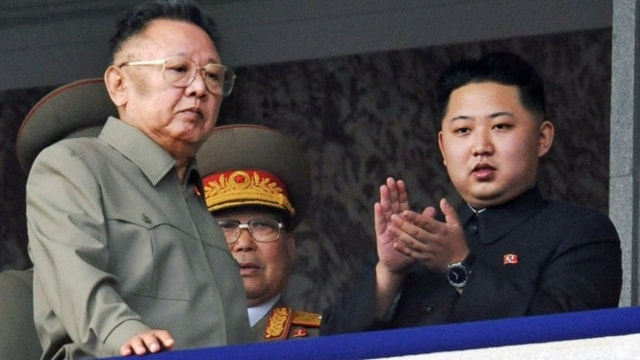 Ông  Kim Jong-il và con trai  Kim Jong-un dự một sự kiện tại Bình Nhưỡng năm 2010. 