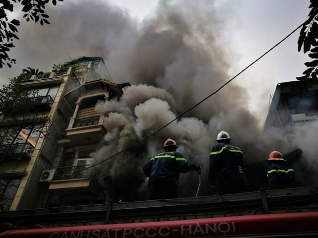 Khói đen từ vụ cháy giăng kín cả khu phố. 