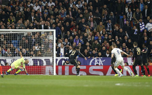 Kroos đặt lòng hiểm hóc để ghi bàn sau đường chuyền của Ronaldo.