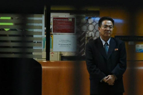 Một quan chức sứ quán Triều Tiên tại bệnh viện Kuala Lumpur, nơi giữ thi thể Kim Jong-nam. Ảnh: Reuters