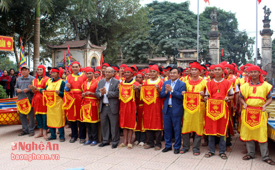 Lãnh đạo huyện Đô Lương trao cờ cho các đội tham gia tranh tài. Ảnh: Huy Thư