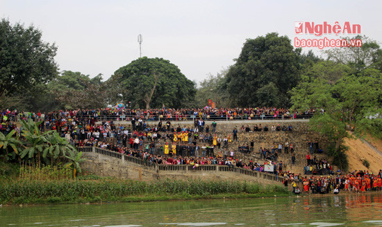 Trên hai bờ sông, hàng nghìn người tập trung theo dõi hội đua thuyền. Ảnh: Huy Thư