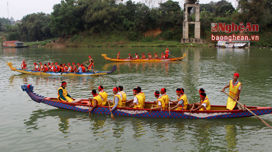 Chương trình đua thuyền là một trong những hoạt động văn hóa, thể thao hất dẫn tại Lễ hội đền Qủa Sơn ở xã Bồi Sơn (Đô Lương) diễn ra trong 3 ngày 14, 15 và 16/2. Năm nay, hội đua thuyền có 8 đội của 8 xóm trong xã Bồi Sơn tham gia. Ảnh: Huy Thư