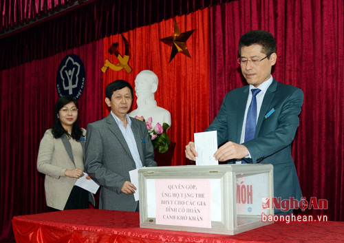 Công chức, viên chức và người lao động BHXH Nghệ An tham gia đóng góp, ủng hộ BHYT cho người nghèo.