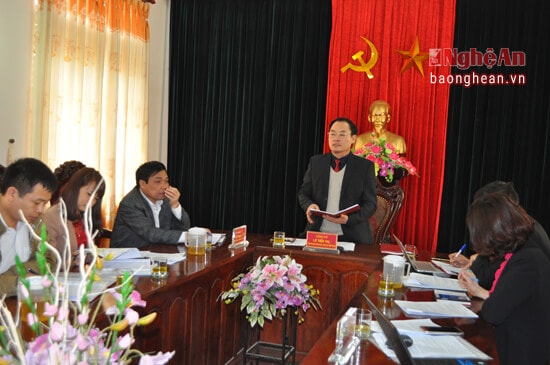 Đồng chí Lê Tiến Trị - Bí thư Thị ủy kết luận nội dung buổi làm việc với đoàn công tác Báo Nghệ An