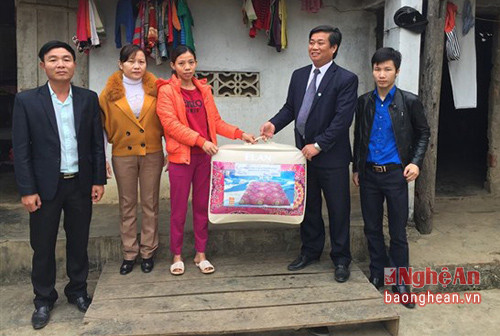 BHXH Nghệ An tặng quà và thẻ BHYT cho người nghèo ở huyện Tân Kỳ. Ảnh: Tư liệu.