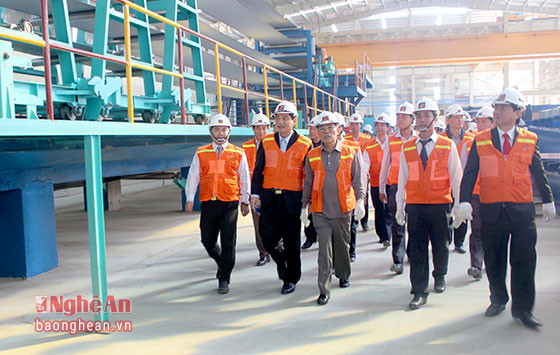Nguyên Chủ tịch Quốc hội Nguyễn Sinh Hùng và các đồng chí lãnh đạo tỉnh làm việc tại Nhà máy Hoa Sen Nghệ An tại thị xã Hoàng Mai.