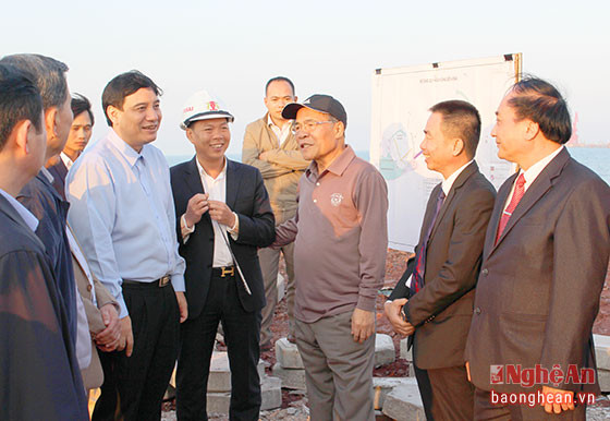 Đồng chí Nguyễn Sinh Hùng và các đồng chí lãnh đạo tỉnh thăm, làm việc tại Trạm nghiền và cảng Nghi Thiết. Ảnh Thu Dung.