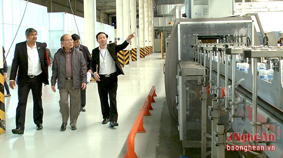 Nguyên Chủ tịch Quốc hội Nguyễn Sinh Hùng thăm, làm việc tại Nhà máy sữa của Tập đoàn TH. Ảnh Minh Thái.